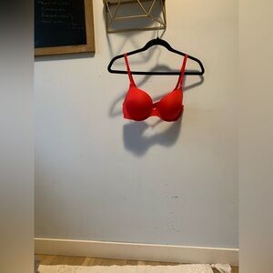 Victoria’s Secret T-Shirt Push Up Bra Red